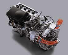 Antriebseinheit des Prius: Links Benzinmotor, mittig Kraftverteiler, rechts E-Motor