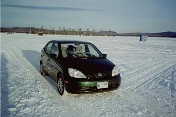 Prius Hybridfahrzeug im nordamerikanischen Winter