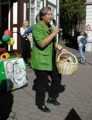 Brbel Hhn bedankt sich fr den Prsentkorb der Marktbeschicker.