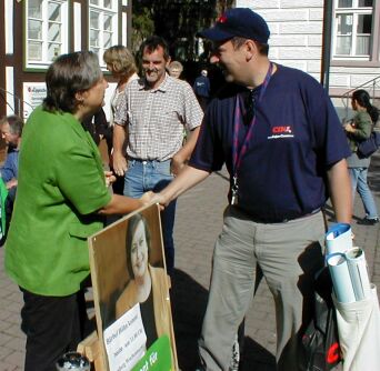 Brbel Hhn wird von dem zufllig vorbeikommenden Udo Mller begrt (CDU-Stadtverbands-Vorsitzender).